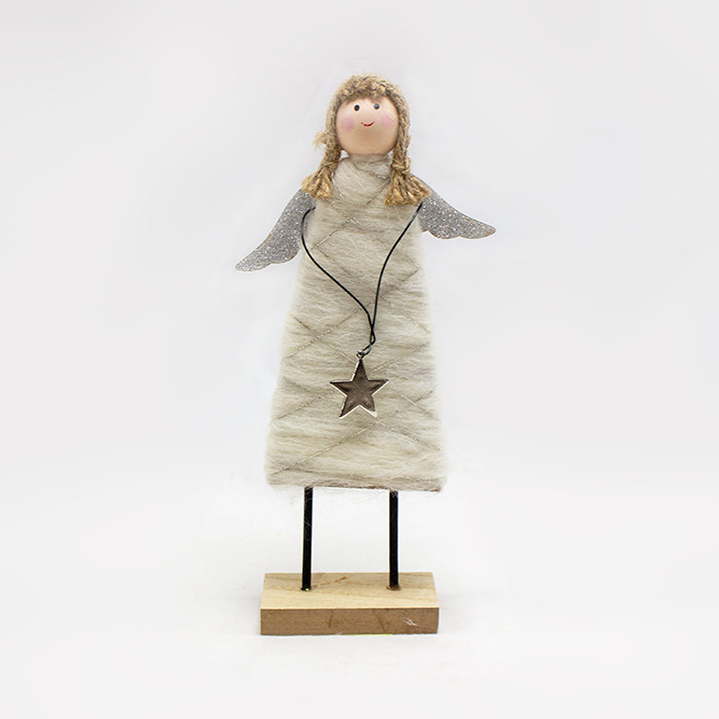 Boneca de madeira revestida com lã com asas