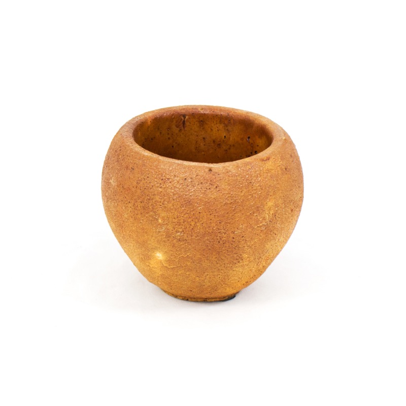 Vaso de cimento com textura de ferrugem