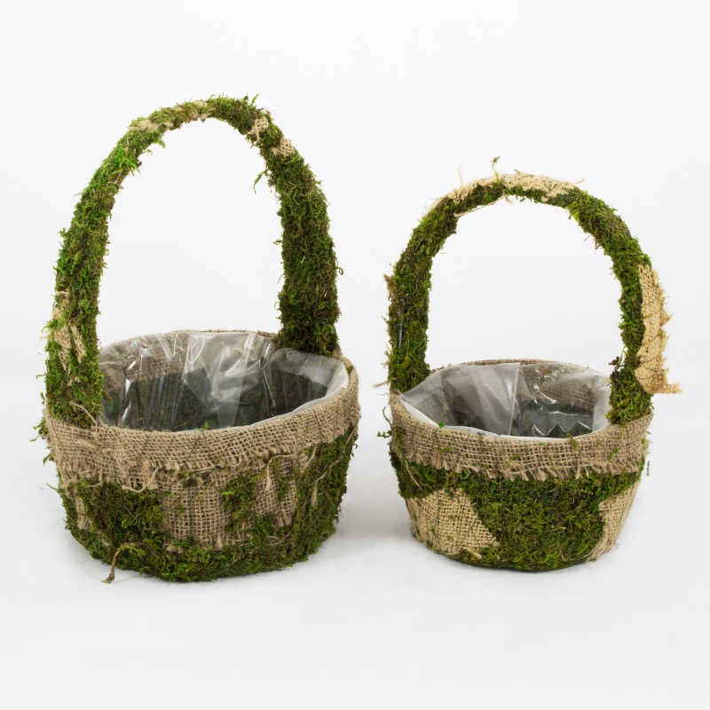 Cesto decorado com musgo e serapilheira