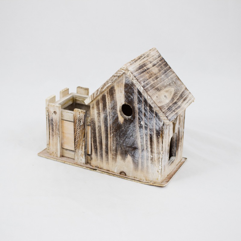 Casa de madeira com vaso