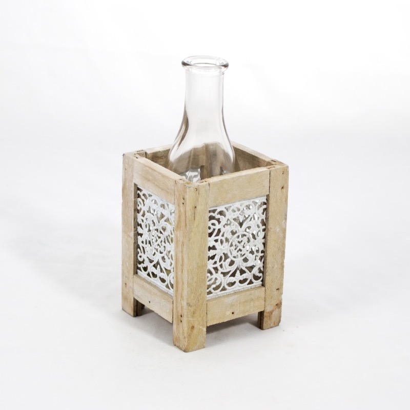 Grade de madeira com garrafa de vidro