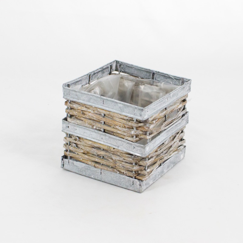 Cesto em zinco com aplicações de vime