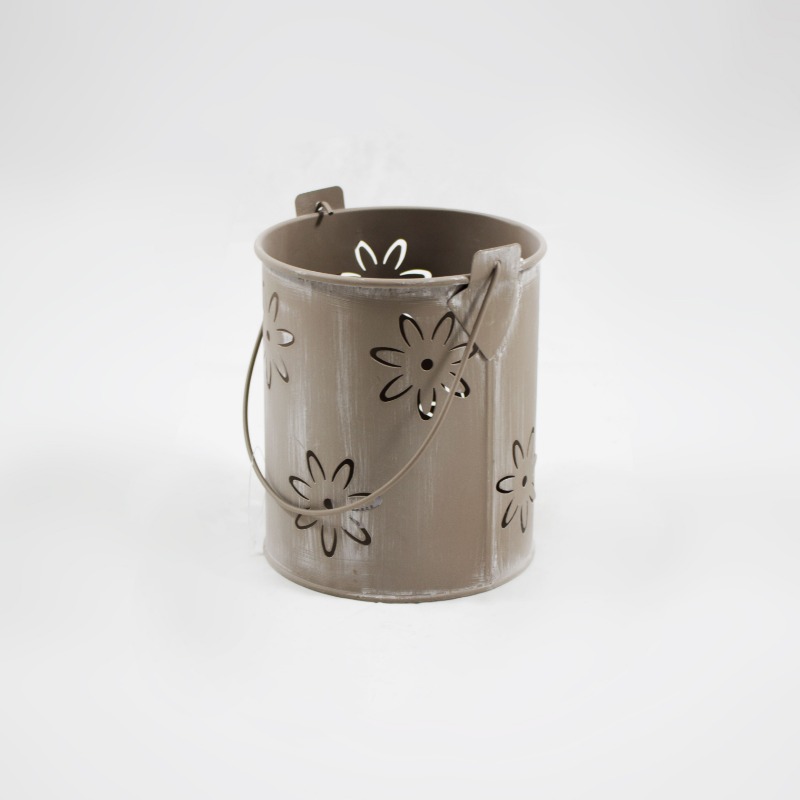 Vaso em zinco castanho com flores recortadas