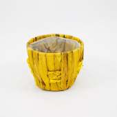 Cesto de verga colorida com cordame