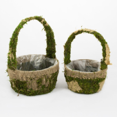 Cesto decorado com musgo e serapilheira