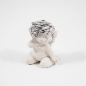 Igor Sentado a mandar beijo