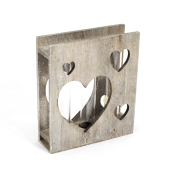 Suporte de madeira com corações e tubos