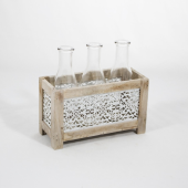 Grade de madeira com 3 garrafas de vidro