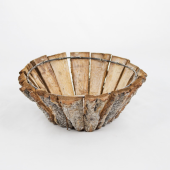 Base em casca de madeira em forma de taça