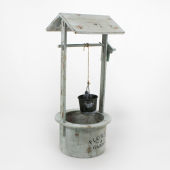 Poço em madeira com gravação e balde