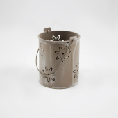 Vaso em zinco castanho com flores recortadas