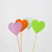 4 un · Corações em madeira colorida