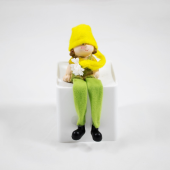 Menina Sentada com pernas caídas em tecido