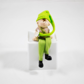 Menino Sentado com pernas caídas em tecido